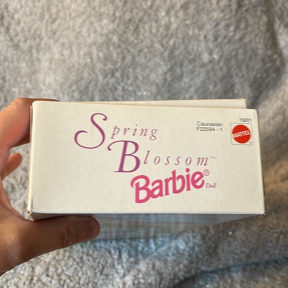 - - ✨ Vintage NRFB Spring Blossom Barbie ~ Avon exclusive - Picture 13 of 13